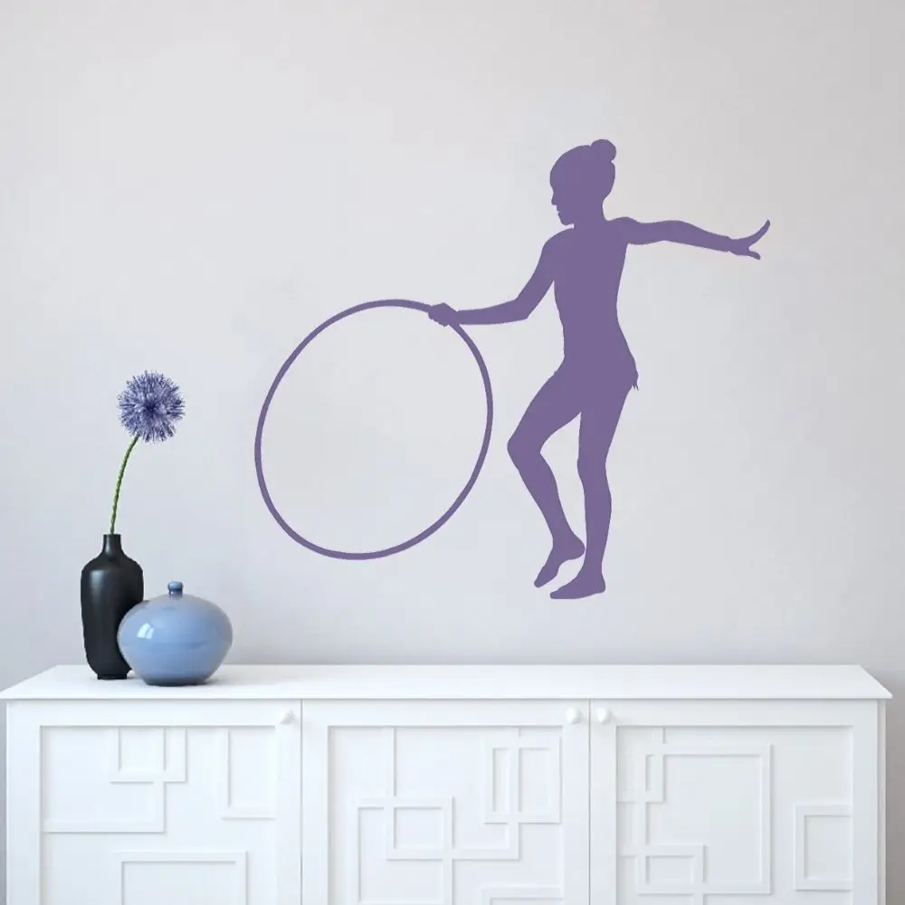 Наклейка на стену с изображением молодой девушки играющей в хула-обруч наклейка