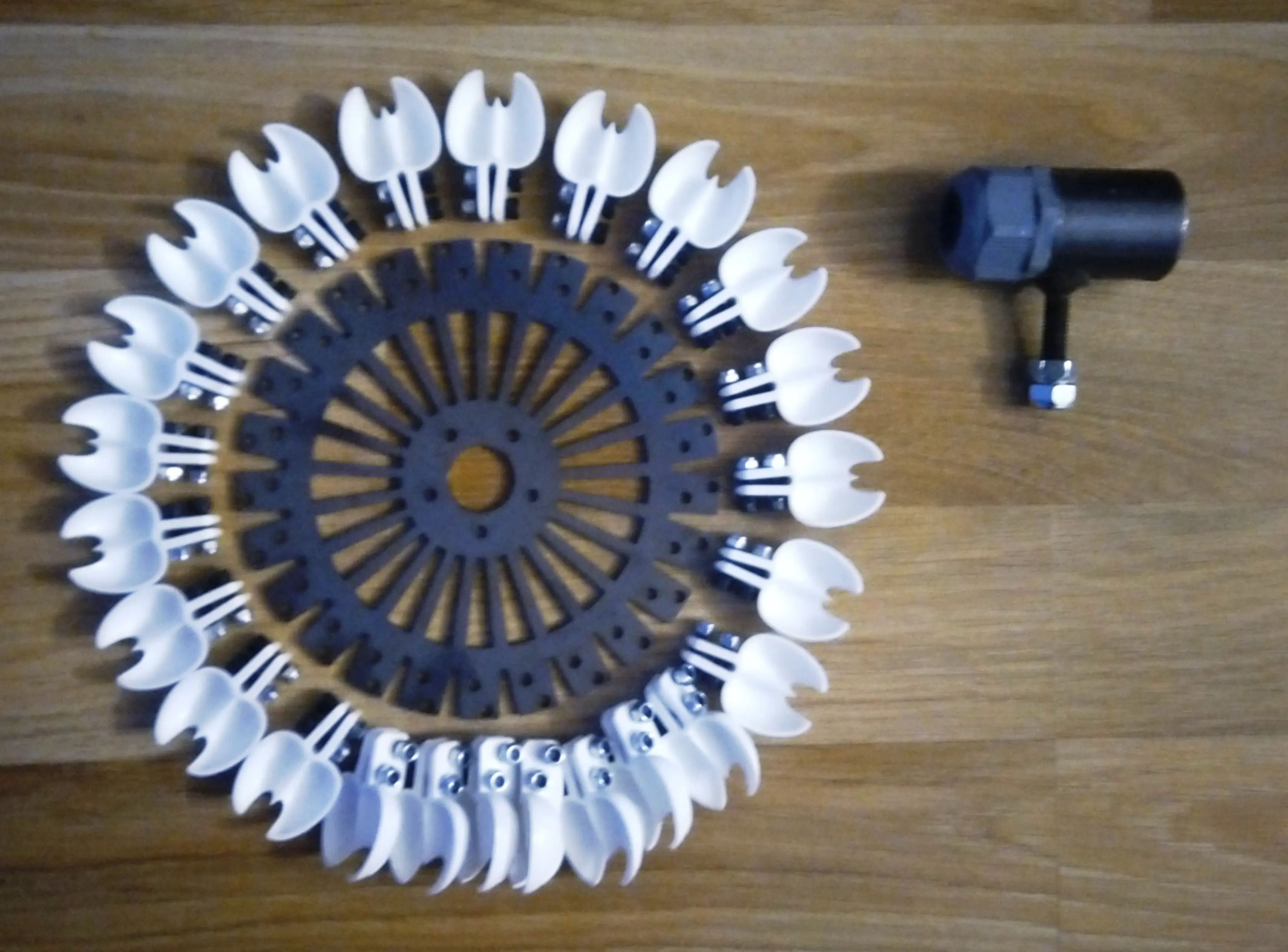 Водяное турбинное колесо Pelton с 25 пластиковыми ложками внешний диаметр = 260 мм и 10 24