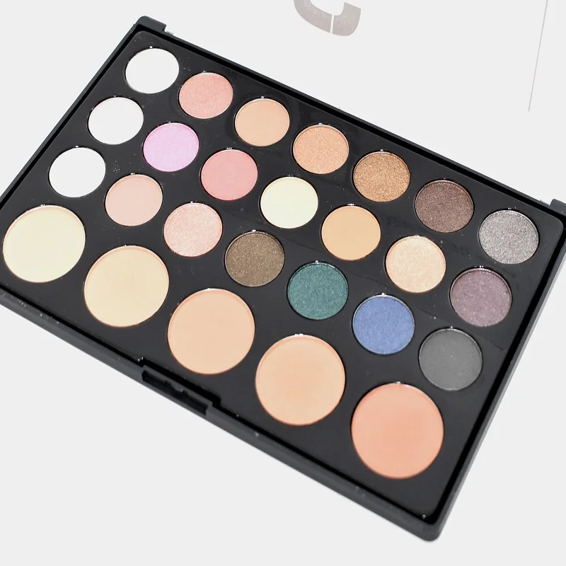 20 полноразмерных средств в одном наборе для создания эффектного макияжа и