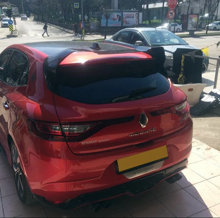 Насадка на задний бампер для хэтчбека Renault Megane 4 рассеиватель пианино черный и