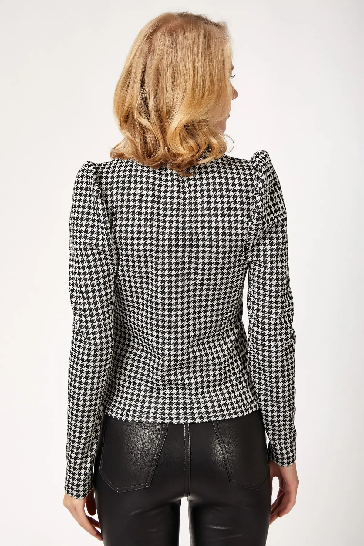 Счастье ist. Женская черно белая блузка из лайкры с рисунком в стиле принцессы