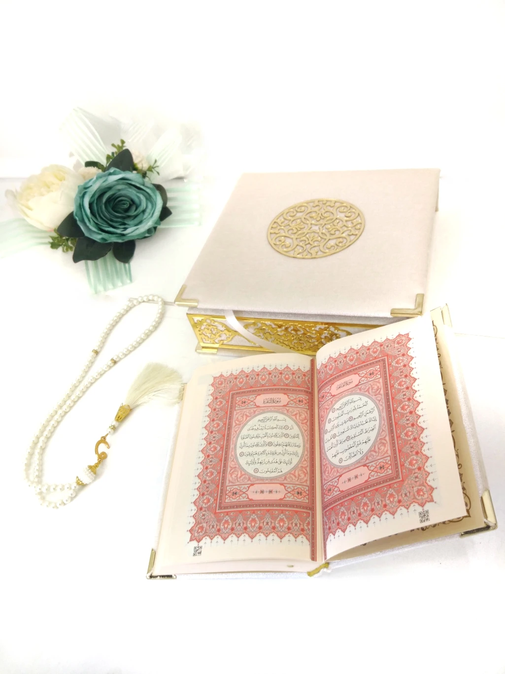 Мусульманский набор. Коробочка для мусульман. Набор для мусульманина подарочный. Коран в бархате. Мусульманские наборы в подарок женщине.