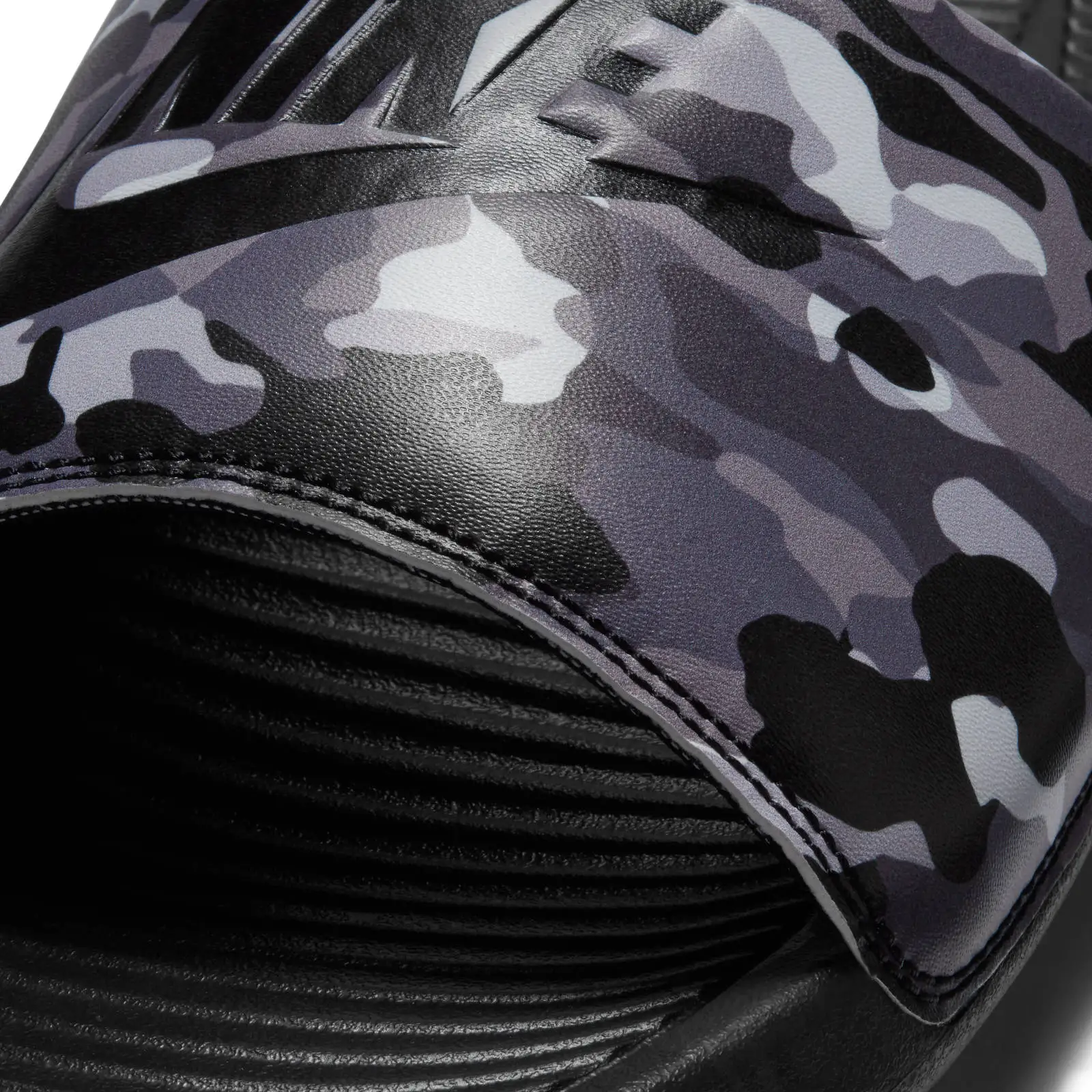 Оригинальные шлепанцы Nike Victori One с принтом серый камуфляж (черный/серый туман)