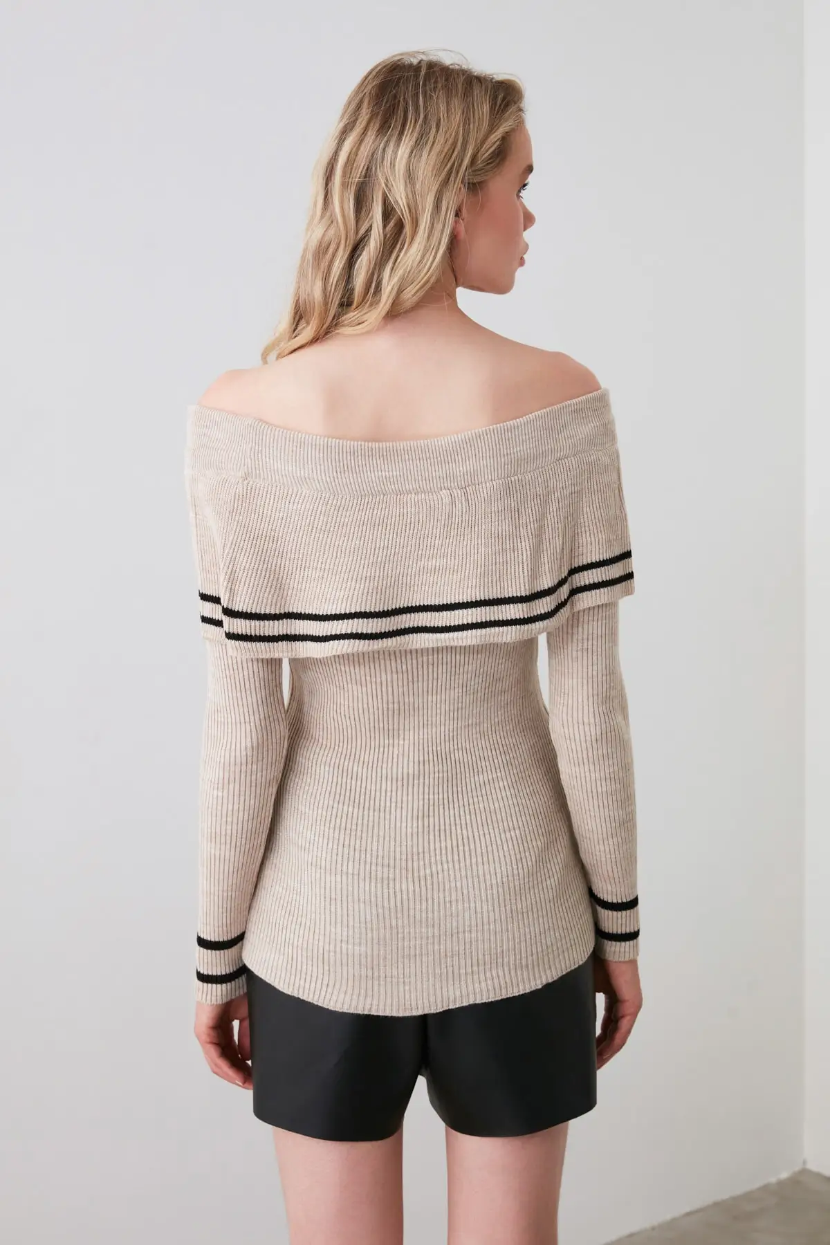 

Trendyol WOMEN-Beige Carmen Collar Sweater TWOAW20YN0008