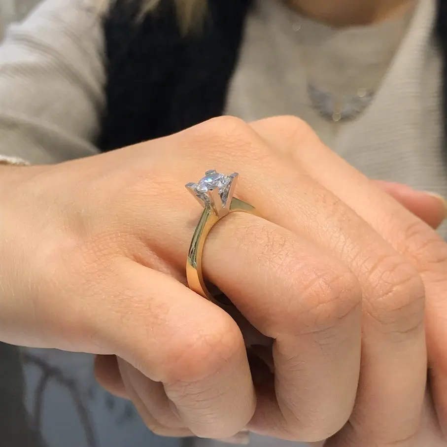 

Original Diamond Model Engagement Gold Ring