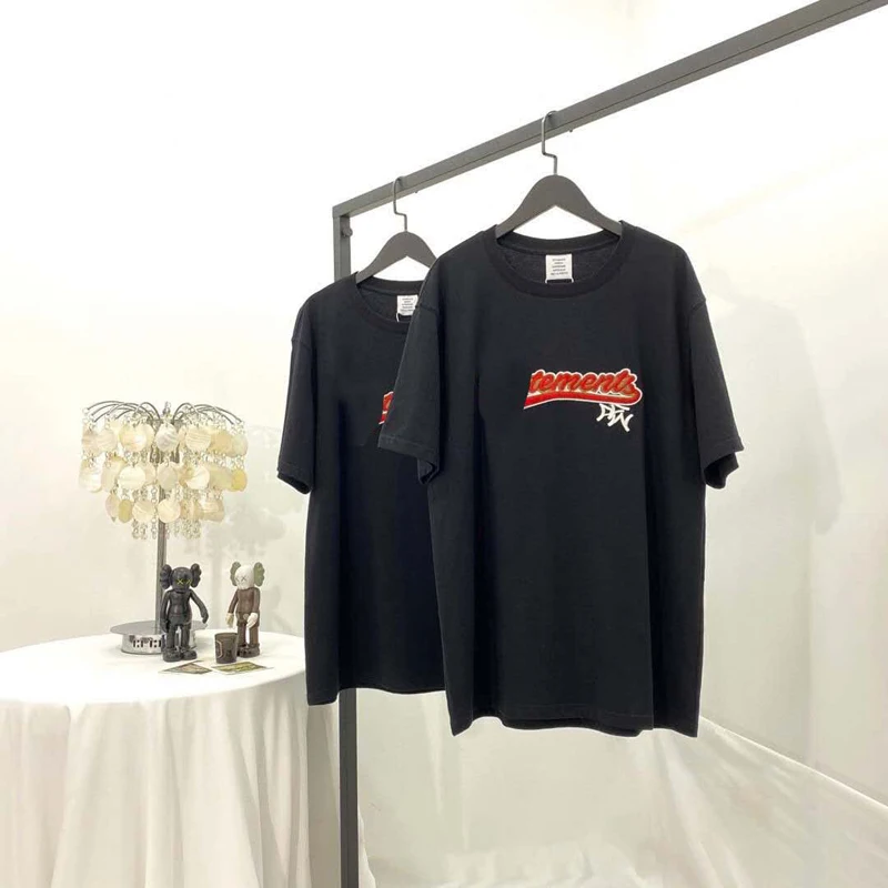 

Black Vetements t shirt Women Men VETEMENTS Tee Front Red Embroidered Tag VETEMENTS t-shirts Top Quality Oversize top VTM Tag