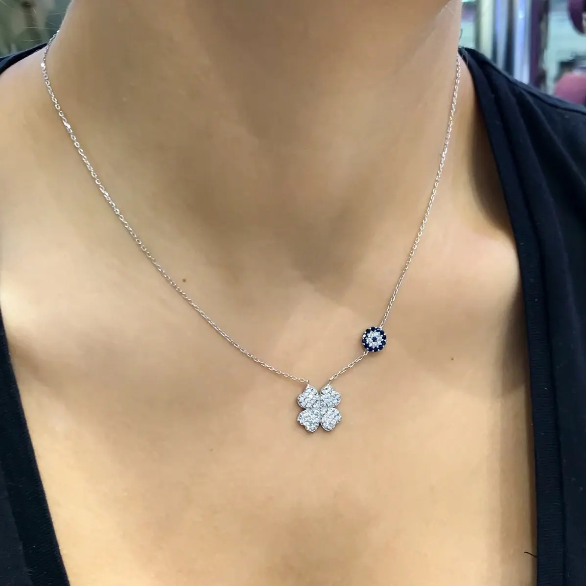 Серебряное ожерелье с четырехлистным клевером сглаза
