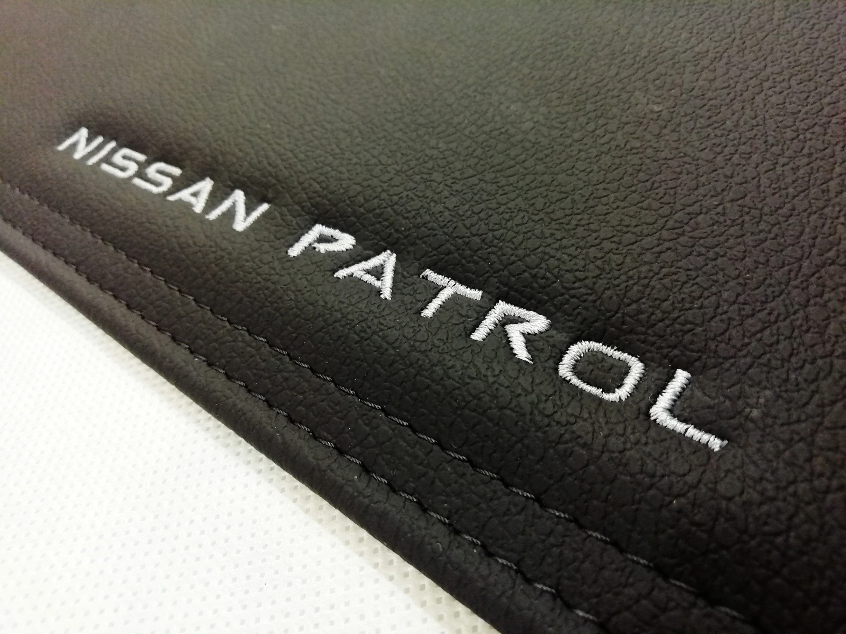 Кожаная накидка на приборную панель Nissan Patrol Y61. Коврик торпедо. Чехол панель.