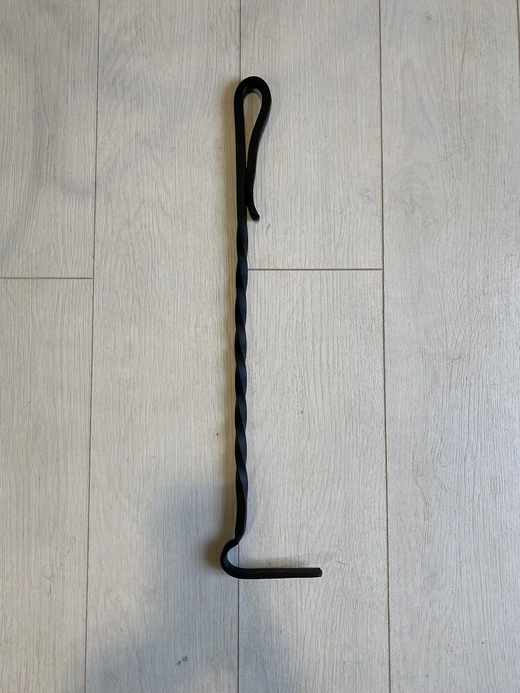 Крепление кочерги. Кочерга 700 мм. Длинная кочерга для печи. Совок кованый черный, 54 см "печные штучки". Ручной инструмент шуровка для прочистки бункера отгрузки.