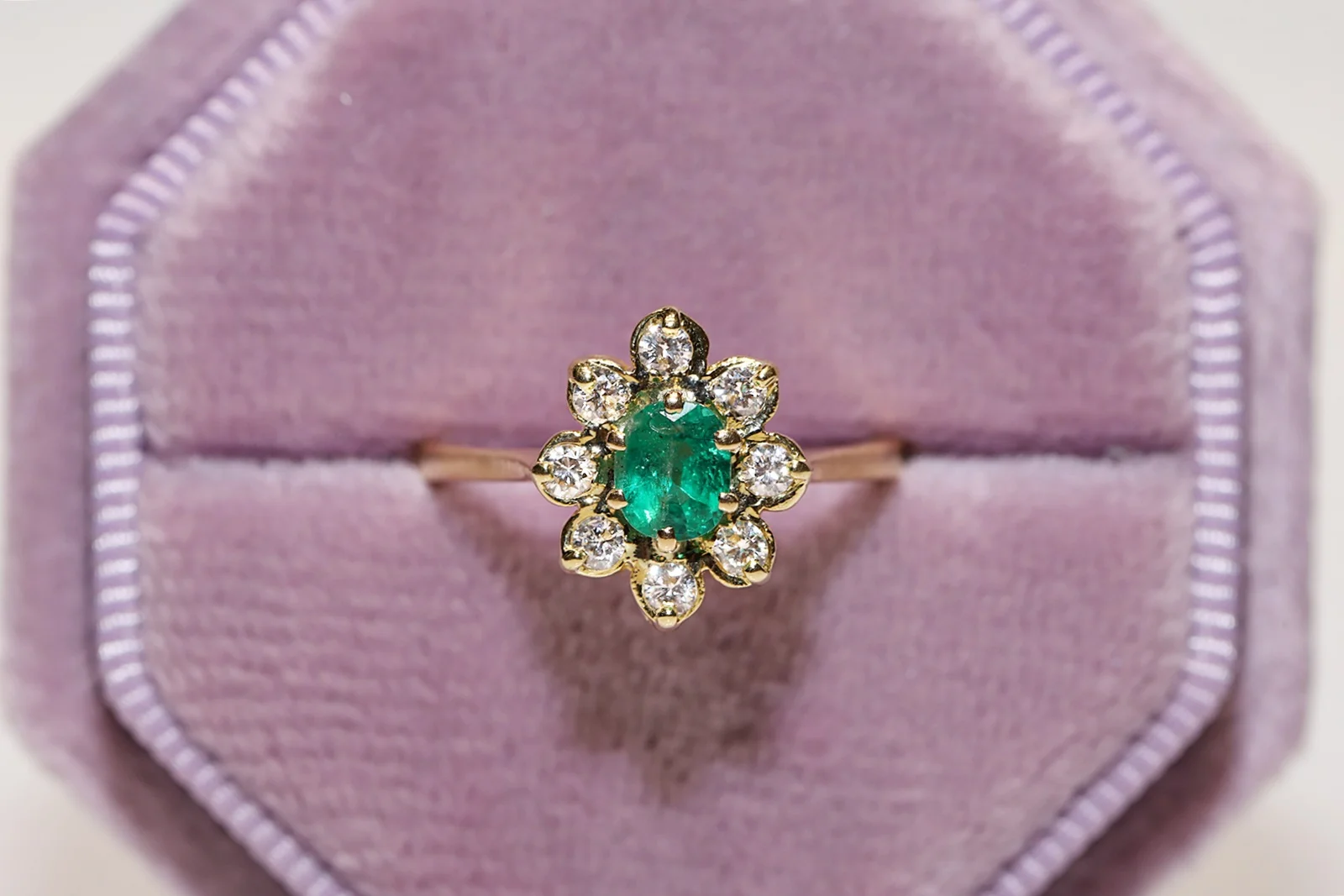 

Perfect Old Vintage 18k Gold Natural Diamond And Emerald Decorated Pretty Ring