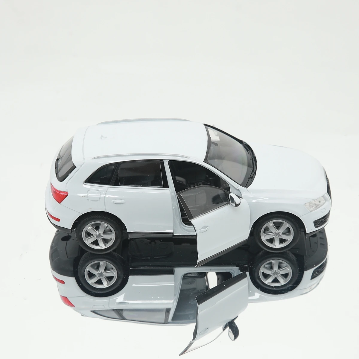 

WELLY 1:24 Audi Q5 SUV Alloy Luxury Vehicle Diecast Pull Back Car Goods Model Toy Collection
