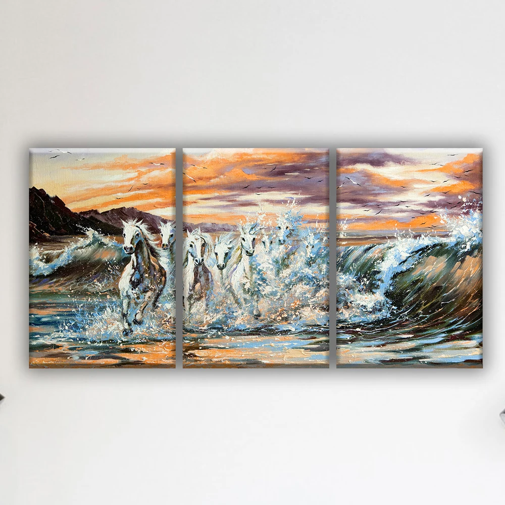 Трехмодульная горизонтальная картина на холсте. Рисунок стаи лошадей мчащихся