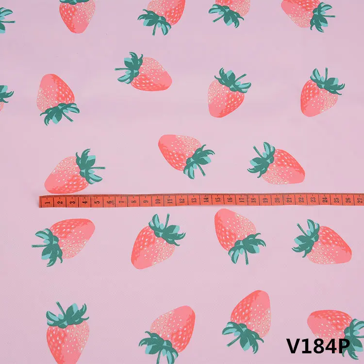 Водонепроницаемая ткань с розовой клубникой продается на половине двора