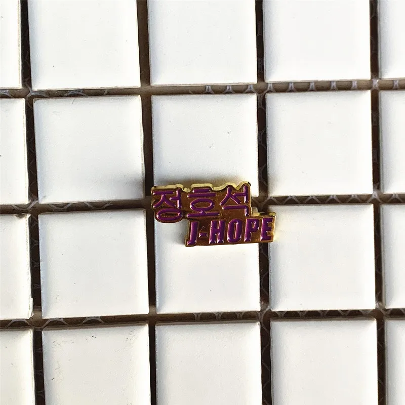 Metal Brooches Pin Bangtan Boys Broche Male SEVENTEEN TWICE GOT7 Lapel Pin BLACKPINK JIMIN JUNG KOOK V SUGA RM EXO Brooch YH368 - Окраска металла: J-HOPE