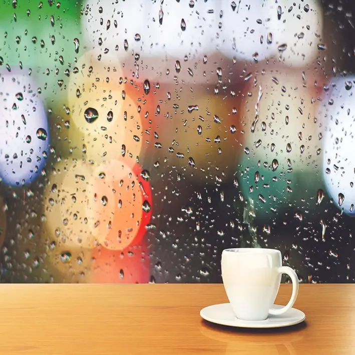 Занавеска для душа кофейная чашка на деревянном столе перед окном с каплями