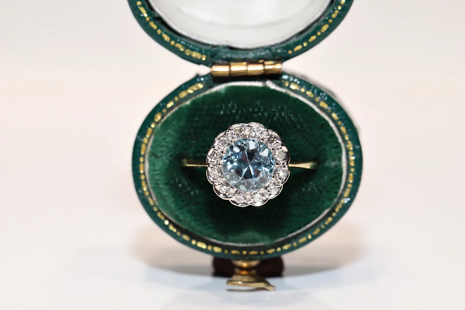 

Perfect Vintage 18k Gold Natural Diamond And Aqua Marine Decorated Rose Style Ring