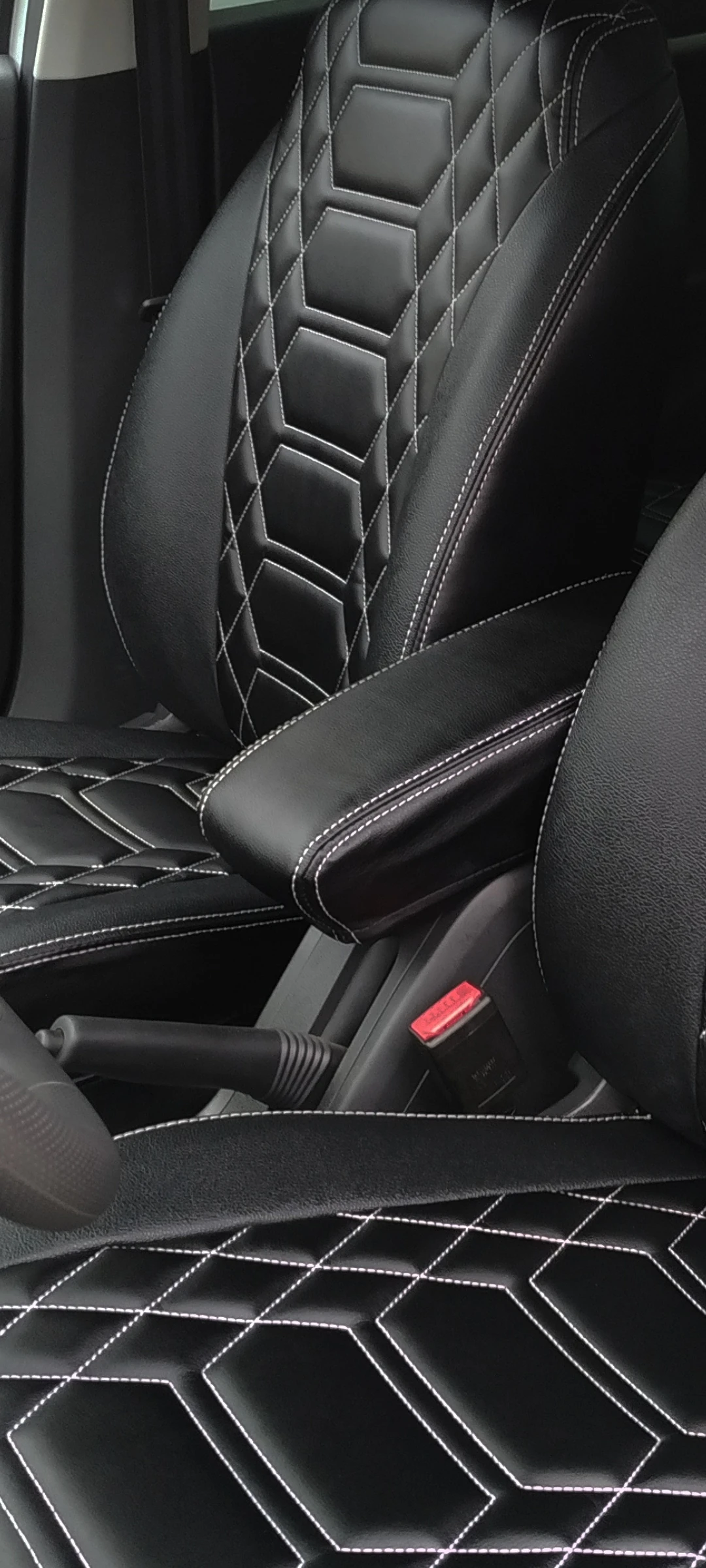 Для Lada Vesta X-Ray Cross Largus 2021 чехол на подлокотник консоль Подушка-накладка Сверху