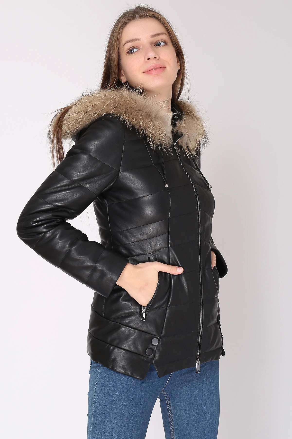 

Женское черное пальто из натуральной кожи