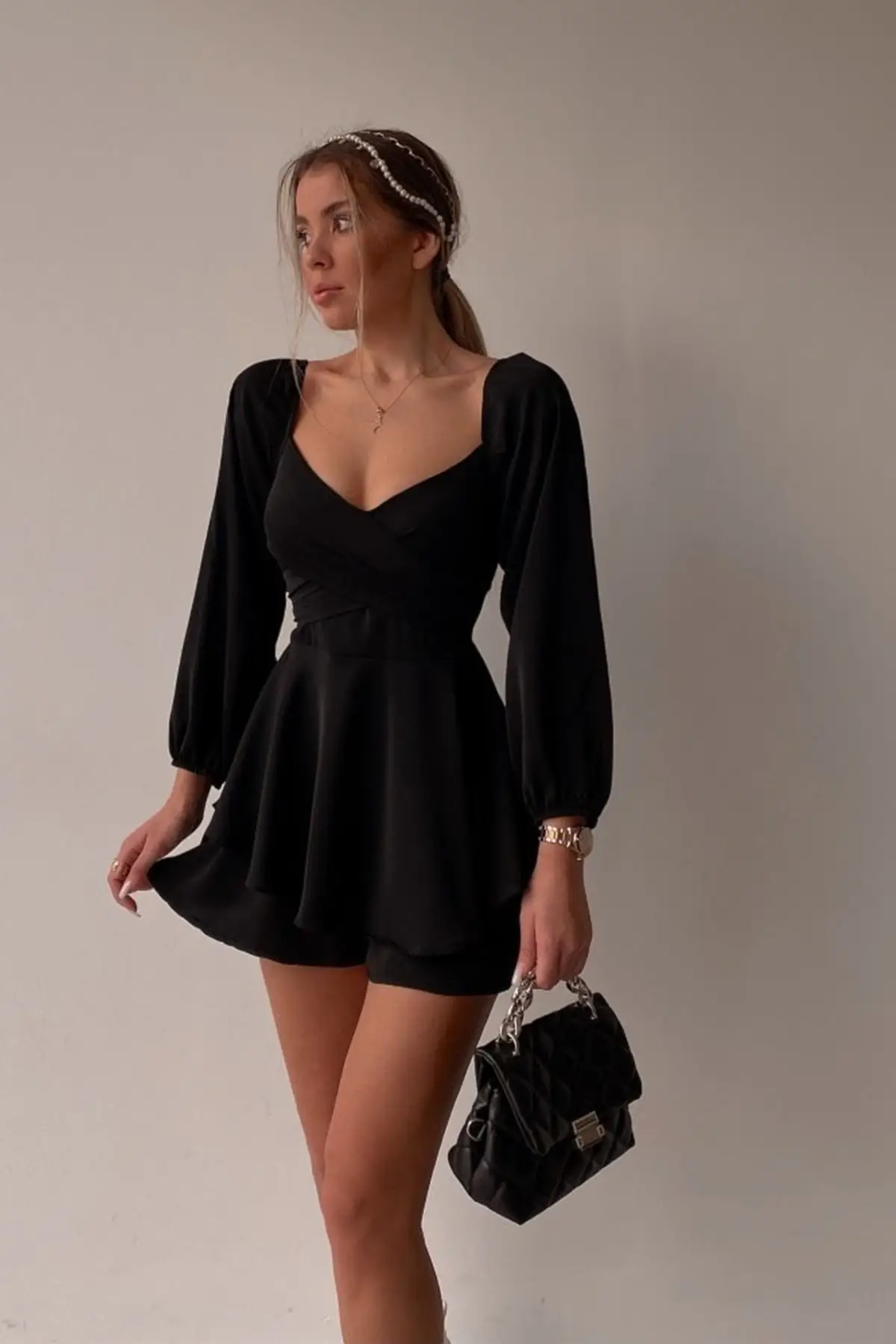 

Черное вечернее платье с V-образным вырезом и длинным рукавом и шортами