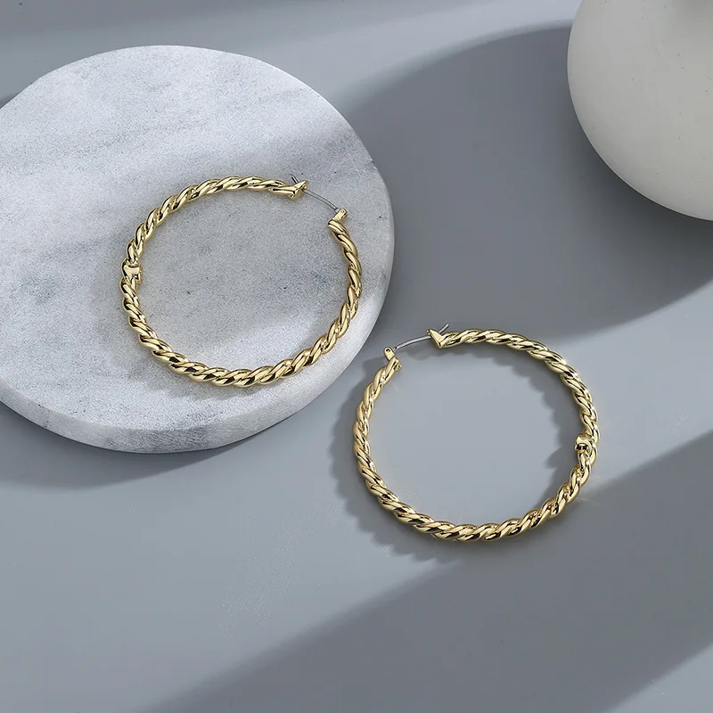 

2022 новые европейские и американские трендовые ювелирные изделия, модные простые большие серьги на спирали, серьги с микроэтикеткой и жемчу...