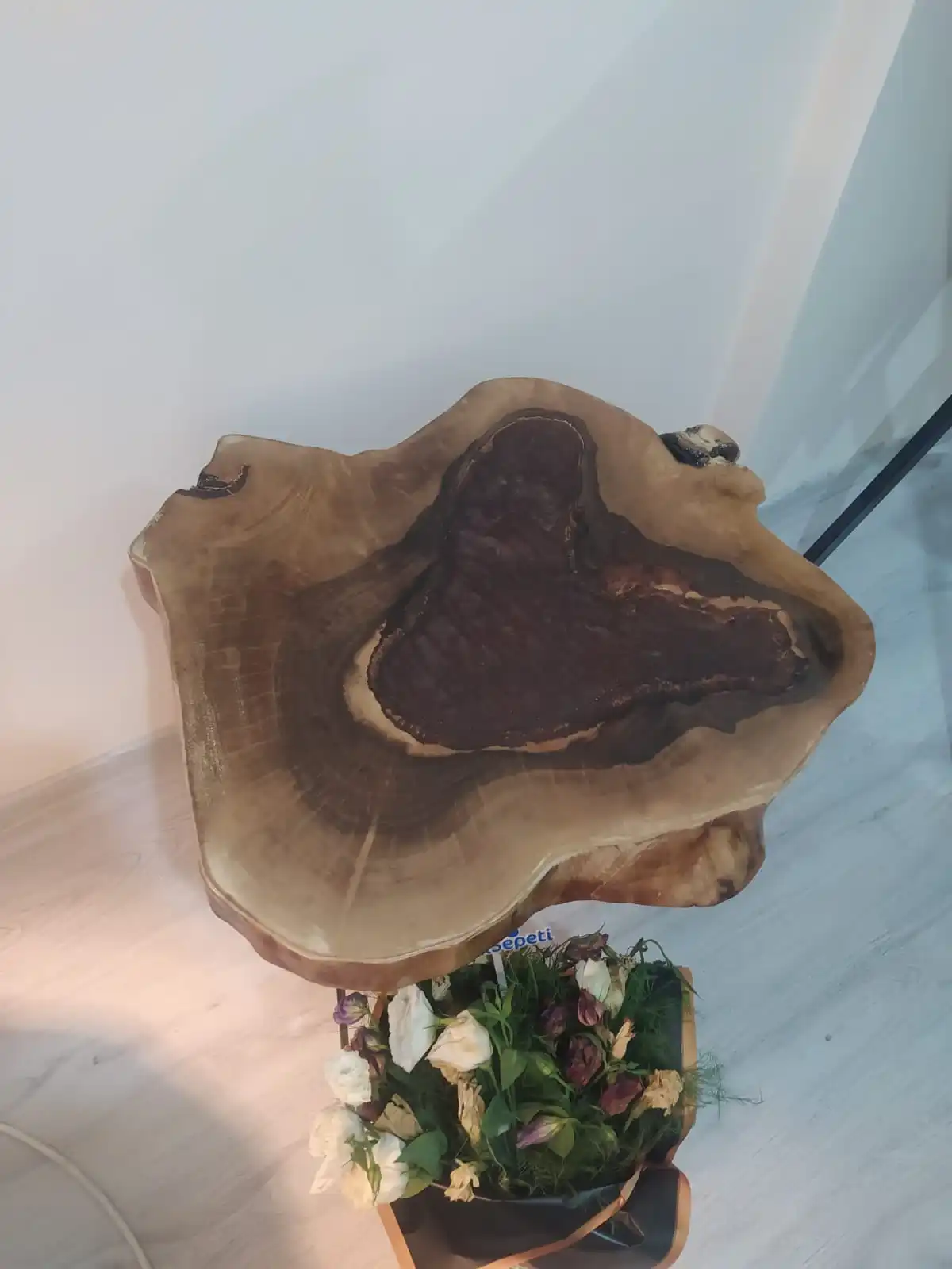 

BROWN-RED MIXTURE POWDER PAINT HEART SHAPED EPOXY WALNUT EPOXY TABLE