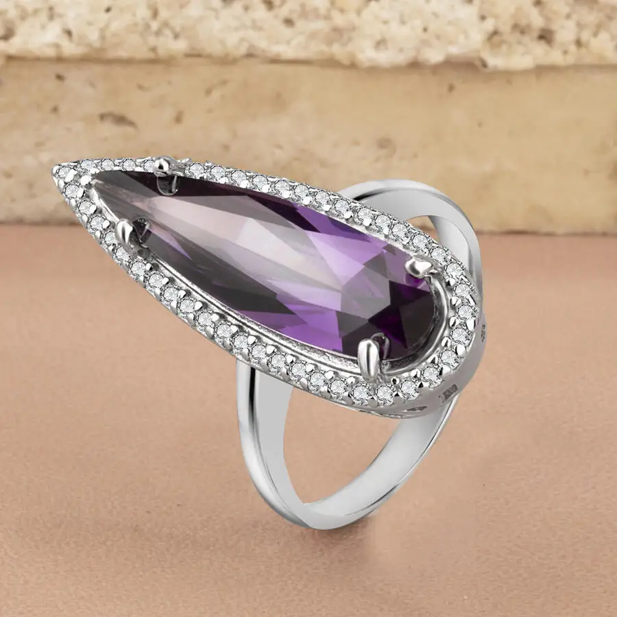 

Женское кольцо из серебра 925 пробы с гравировкой из фианита