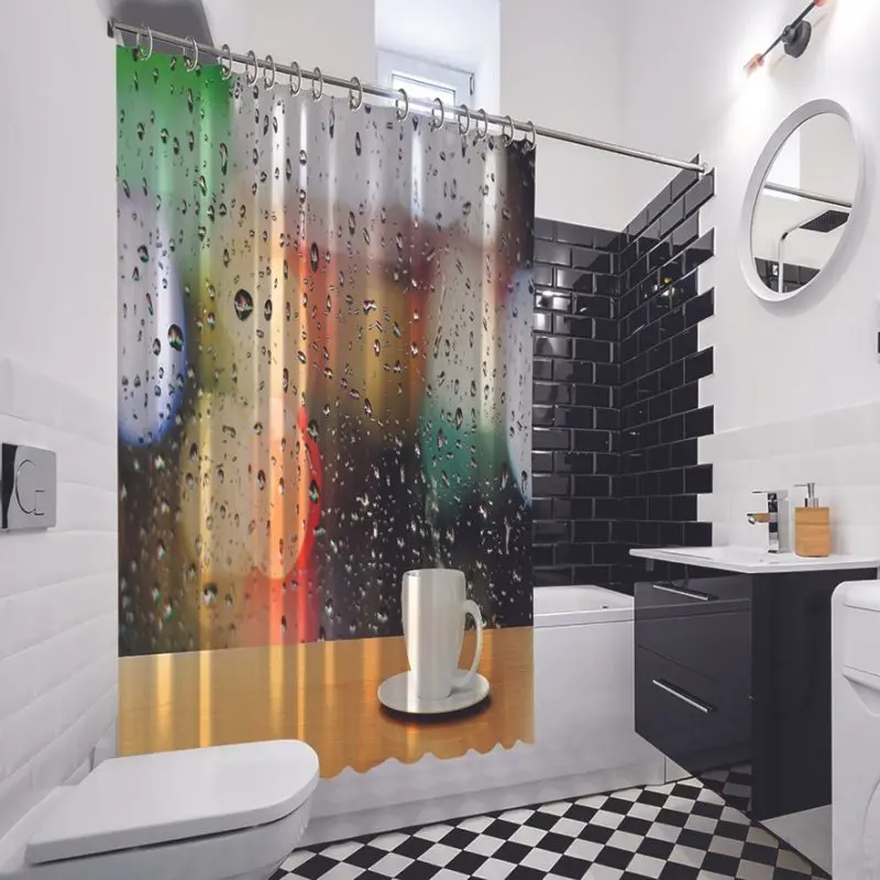 Занавеска для душа кофейная чашка на деревянном столе перед окном с каплями