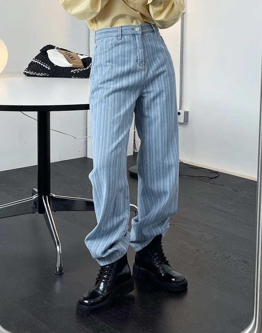 new woman straight blue classic jeans