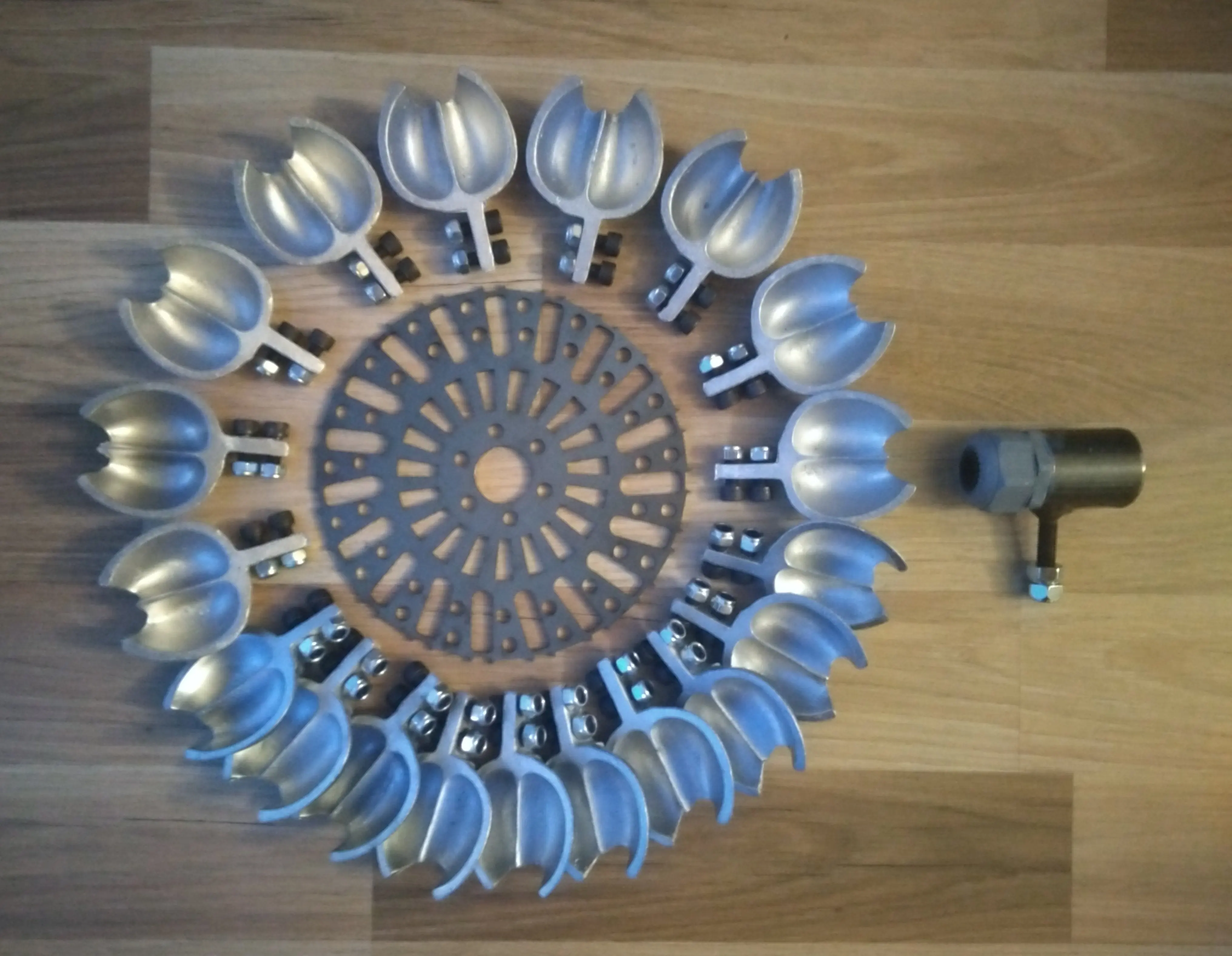 Колесо водяной турбины Pelton с 19 алюминиевыми ложками внешний диаметр = 340 мм и 13 39