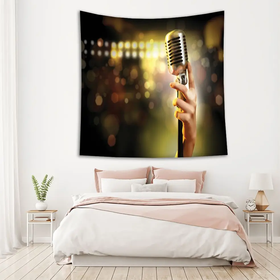 Гобелен ручной работы с одним Ретро микрофоном против красочного размытого фона