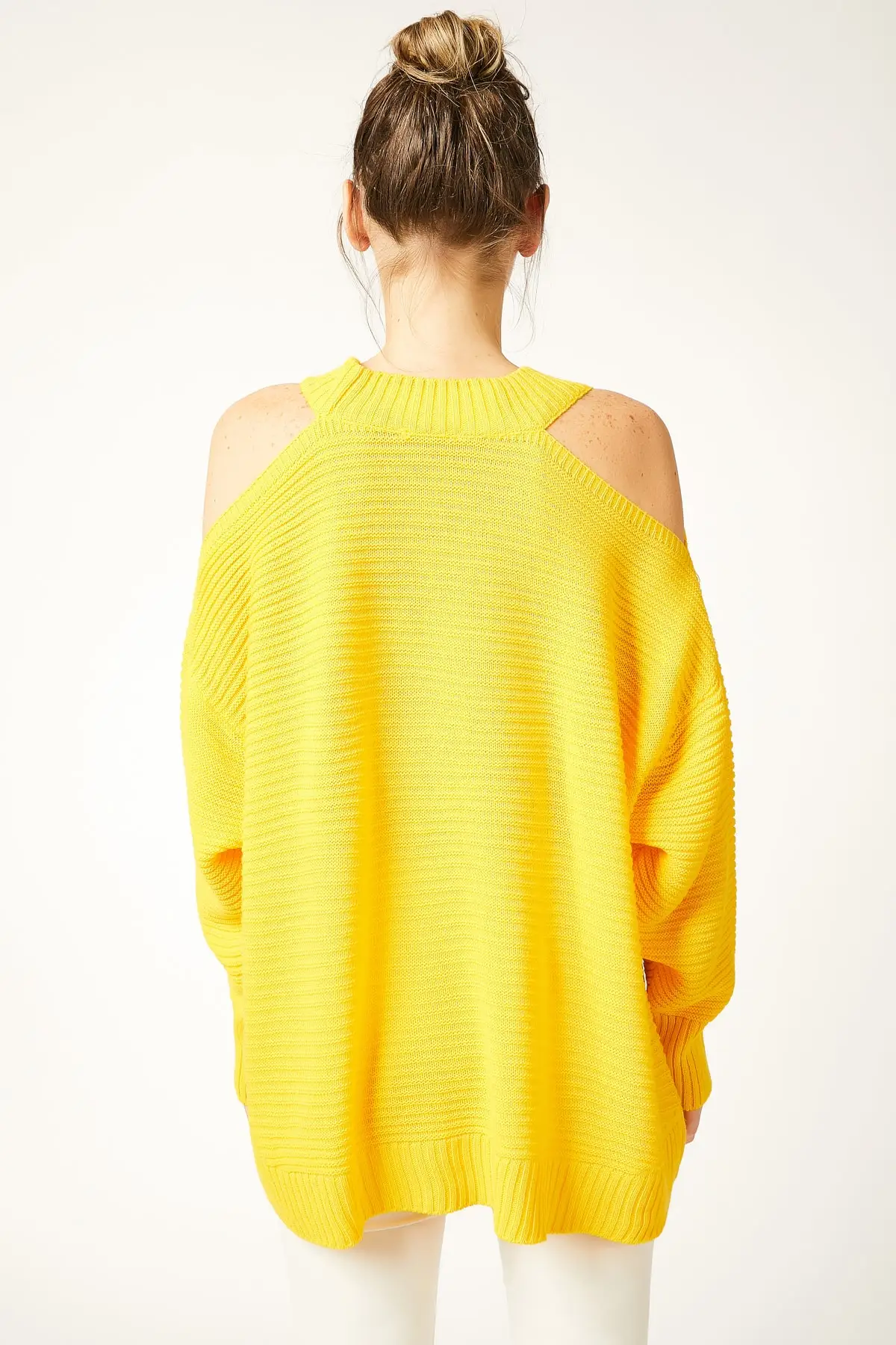 Счастье ist. Женский свитер с желтыми плечами и низким вырезом 79 ZA00006| |