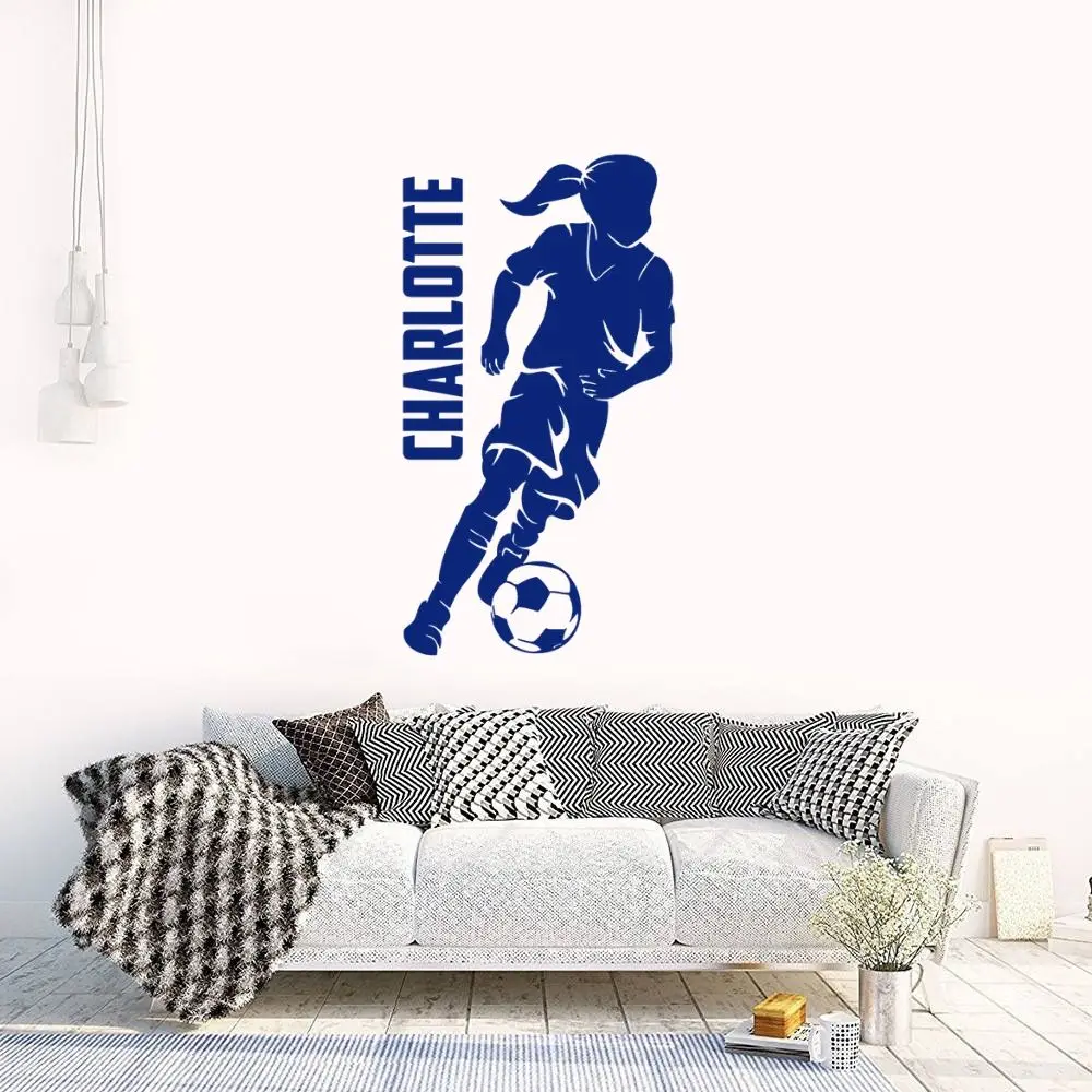 Персонализированная настенная наклейка девушки-футболистки для спальни или гостиной, декор искусства в стиле спорт (арт-декор) A002943.