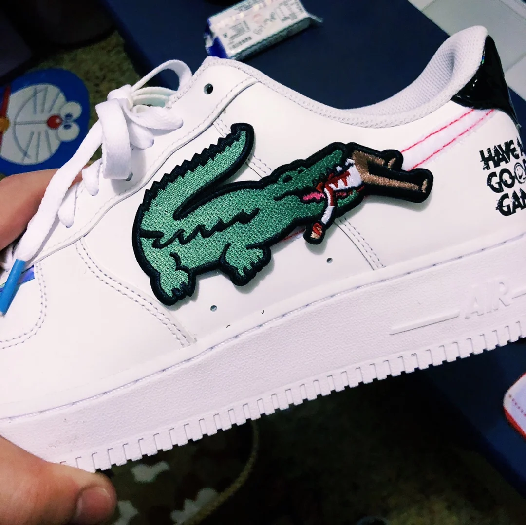 Вышитые нашивки крокодил кусает людей аппликация сделай сам на липучке