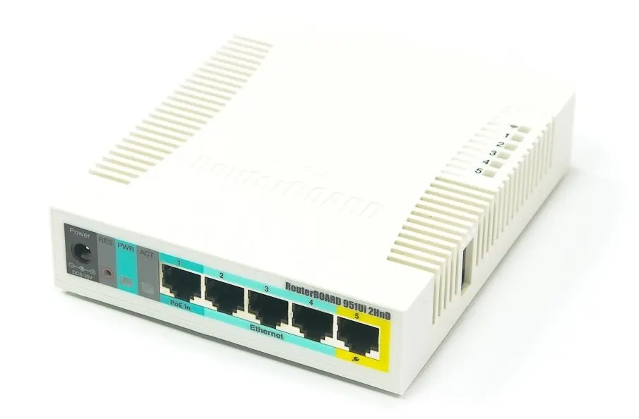 RB951Ui-2HnD точка доступа 2,4 ГГц с пятью портами Ethernet и выходом PoE на порт 5. Процессор 600 МГц, ОЗУ 128 Мб и порт USB