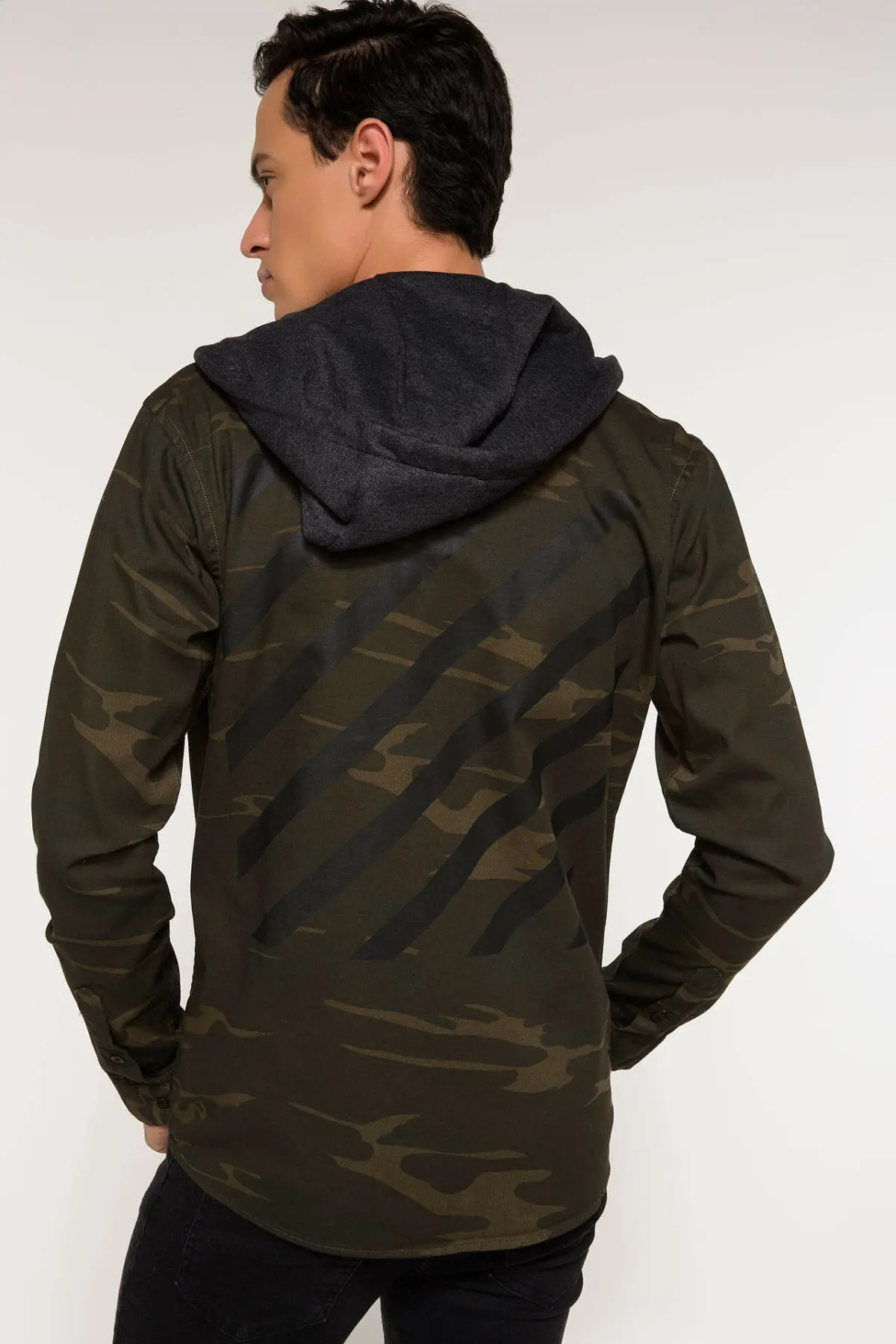 Мужская камуфляжная куртка DeFacto повседневная короткая на молнии с капюшоном