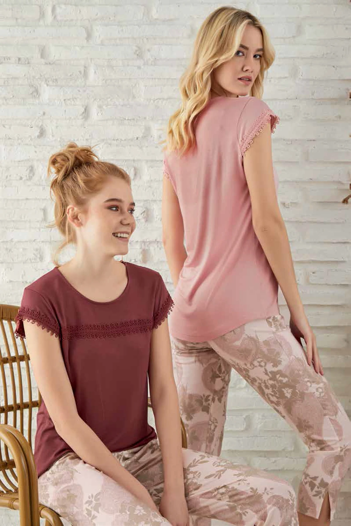 

Half Sleeve Printed Capri Pyjamas Set - RNL-RZL2302