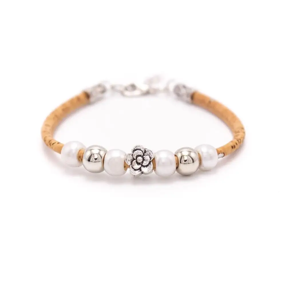 Женский браслет ручной работы из натуральной пробки с бусинами в форме