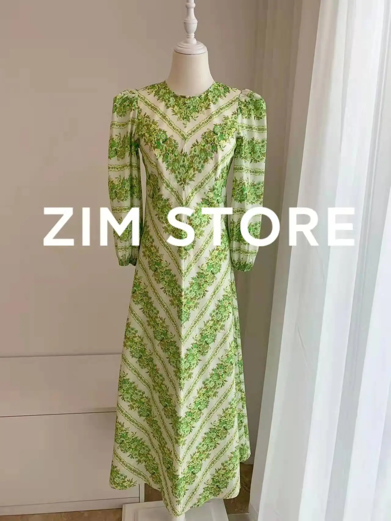 Женское платье на пуговицах с длинным рукавом и отложным воротником |