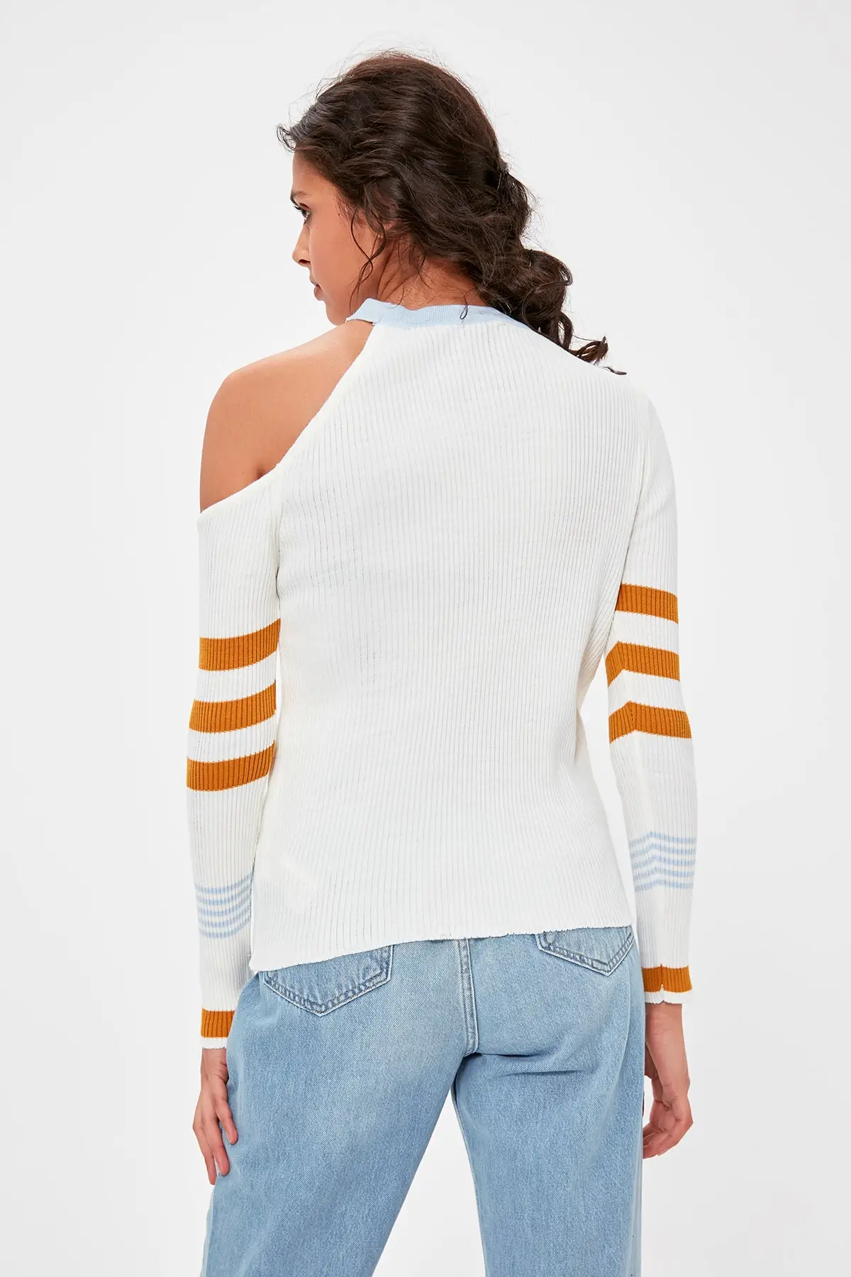 

Trendyol Ecru Shoulder Detail Knitwear Sweater TWOAW20XS0015