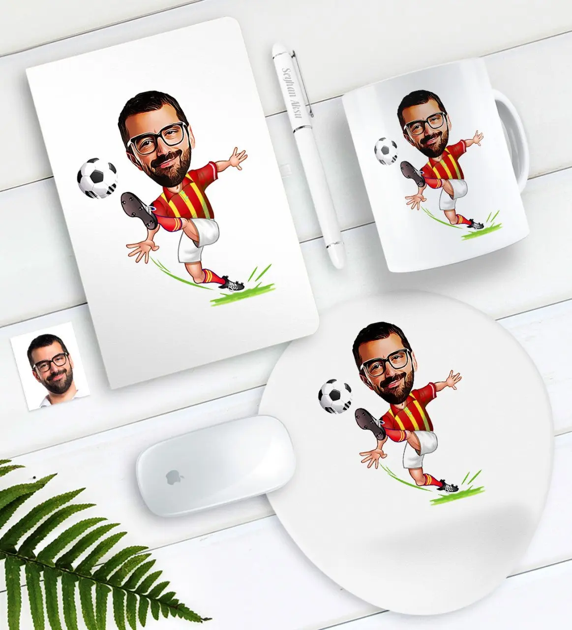 

Персонализированные Mr желтый красный футболист Caricature ручка для записной книжки кружка коврик для мыши набор