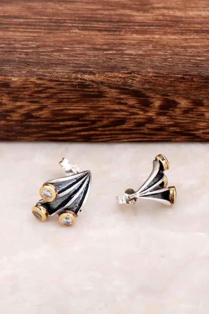 

Серьги из серебра 4560 пробы ручной работы с филигранным дизайном