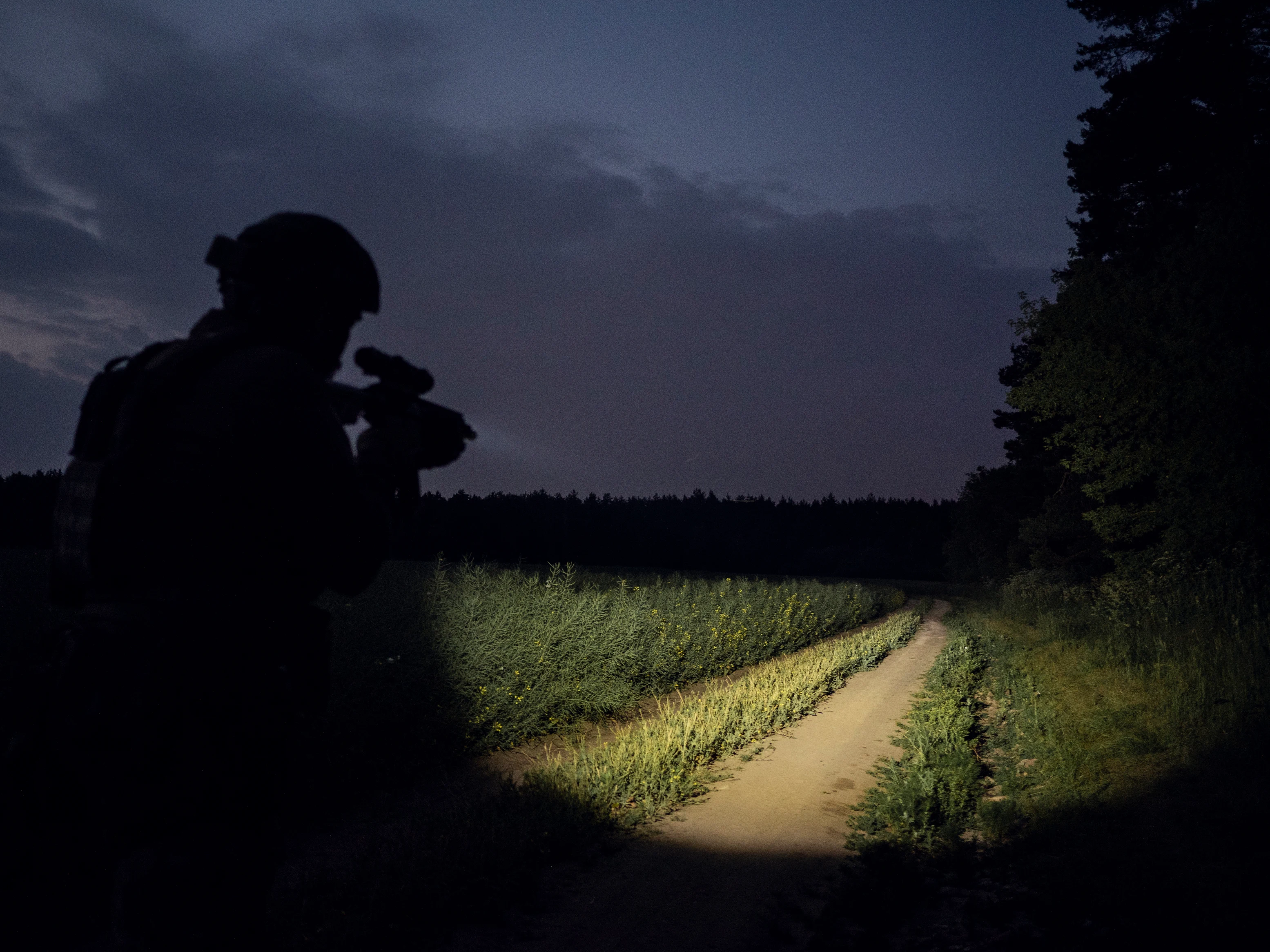 Светодиодный тактический фонарик Armytek Predator Pro XHP35HI магнитный перезаряжаемый с USB