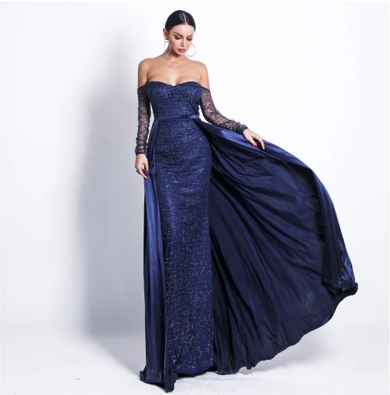 Длинное вечернее платье блестящее атласное в пол с открытыми плечами длинными