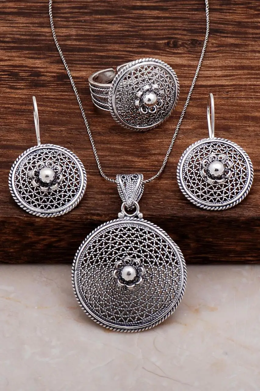 

Filigree Embroidered Silver Set 2012Hand Made Silver Jewellery Set