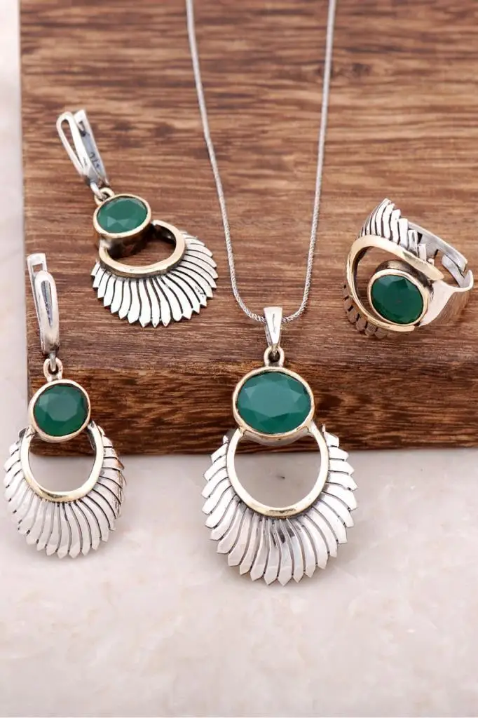 

Root Emerald Gemstone Design Handmade Silver SetHand Made Silver Jewellery Set