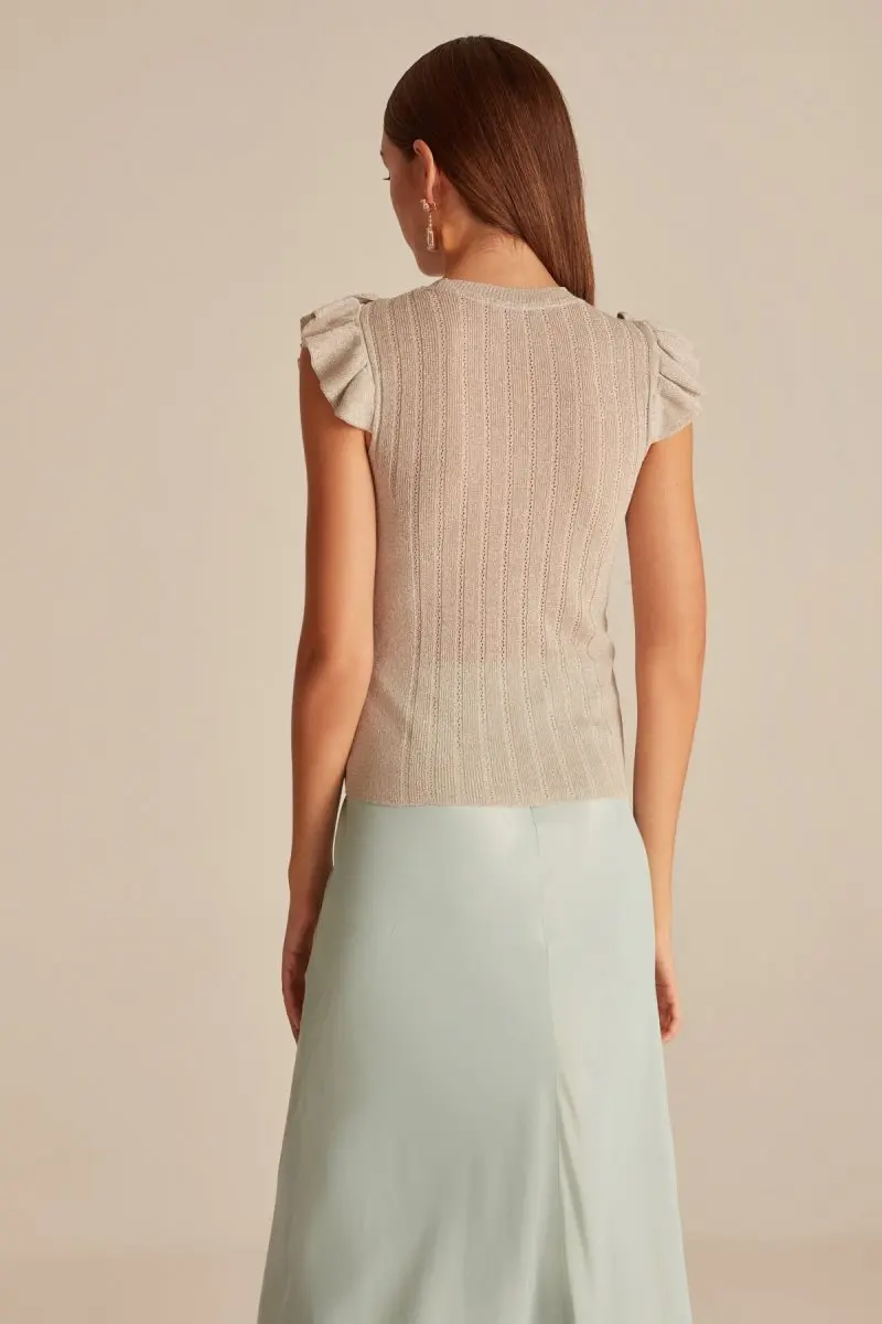 Трикотажная блузка Joinus без рукавов с вырезом лодочкой и оборкой цвет норки| |