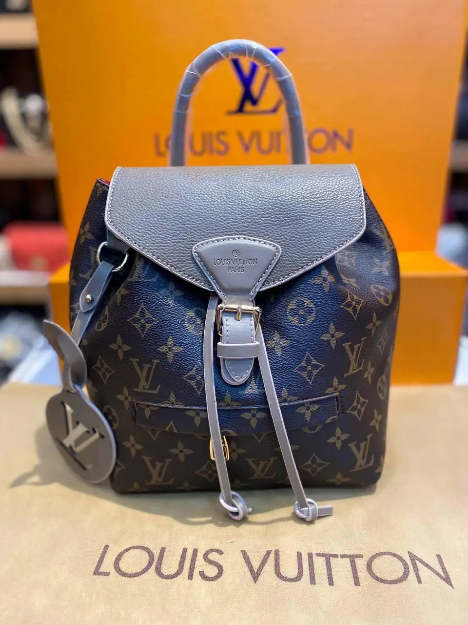 

1st quality tote bag. Invoice dust bag + bag