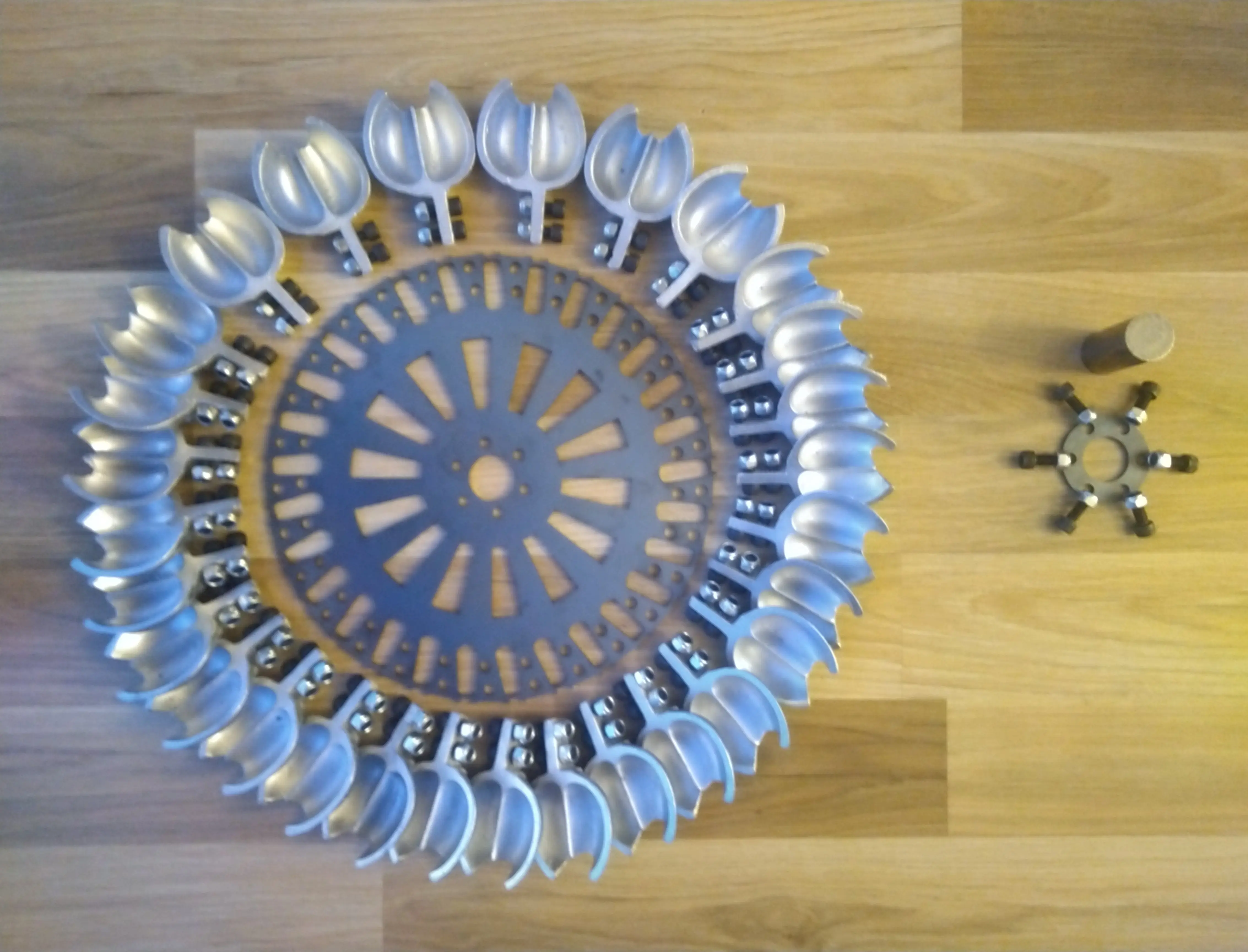 Водяное турбинное колесо Pelton с 29 алюминиевыми ложками внешний диаметр = 440 мм и 17 33