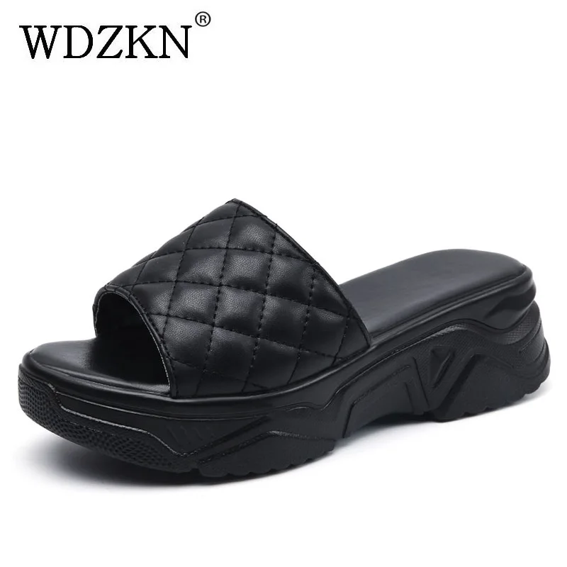 

WDZKN 2021 летние тапочки для женщин с толстой подошвой на танкетке Повседневные тапочки с открытым носком из спилка без застежек снаружи на пла...