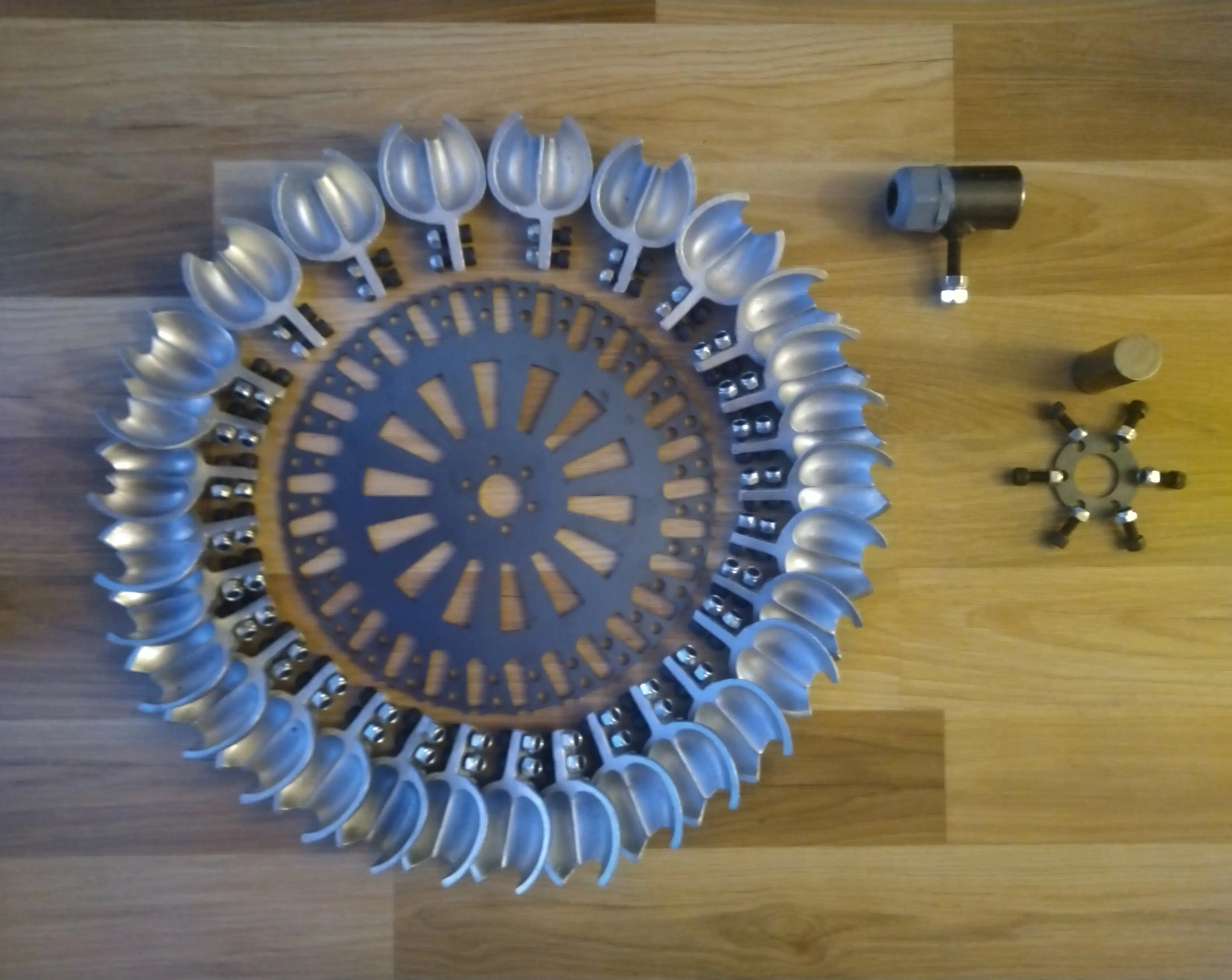 Лопасть гидротурбины Pelton с 29 алюминиевыми ложками, внешний диаметр = 440 мм и фланец с насадкой диаметром 17,33 дюйма.